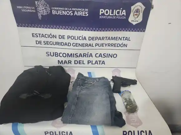 Un hombre de 76 años sacó un arma en el centro y amenazó de muerte a un joven