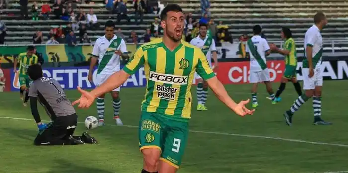 Sebastiàn Penco celebrando el primer gol de Aldosivi en el torneo. (Foto: Sergio Biale - Club Aldosivi)