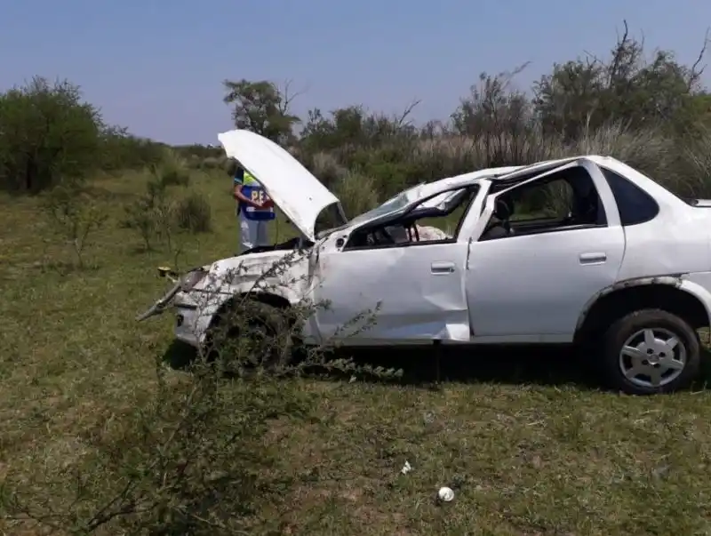 Dos expolicías fallecieron tras volcar su auto en la ruta Rosario-Victoria