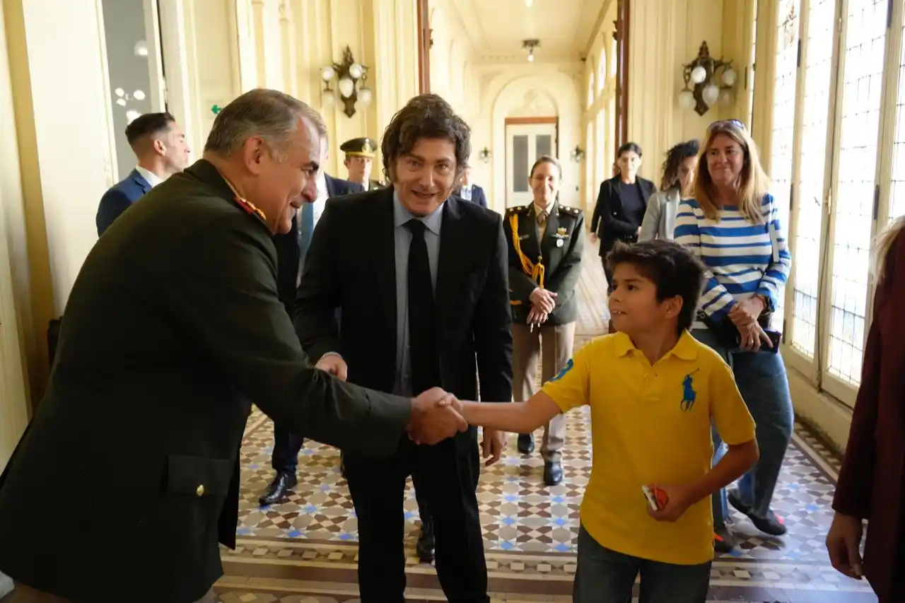 Entrada a la Casa Rosada. Milei, Pedro y detrás la custodia firme de Carmen.