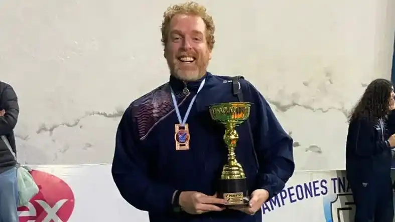 Juan Ignacio Esparraguera, con el trofeo del tercer puesto en el Argentino Sub-16 del 2025