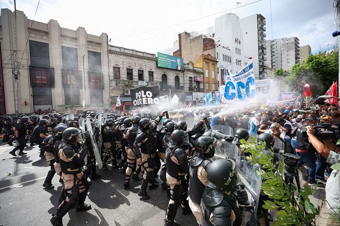 Incidentes entre la policía y manifestantes pusieron a prueba el protocolo de Bullrich