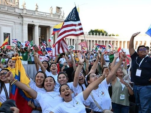 Miles de jóvenes congregados en Roma una multitudinaria vigilia con el papa
