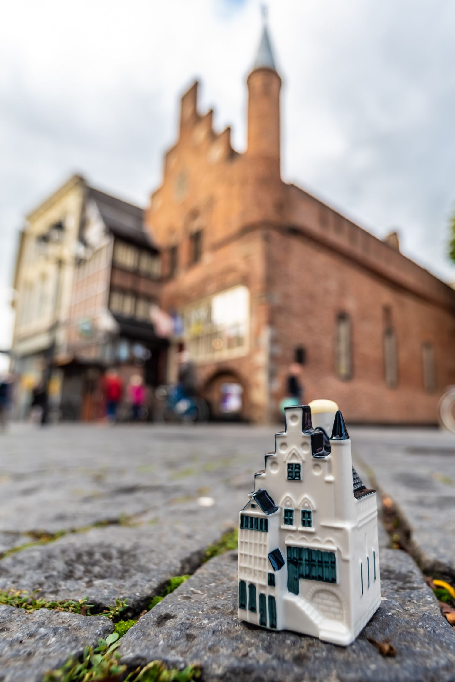 En su 101º aniversario, KLM presenta su nueva casa miniatura en cerámica de Delft