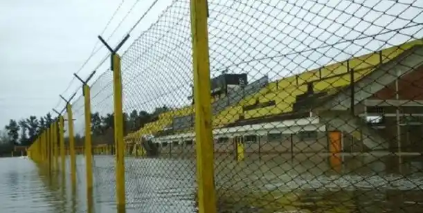 Inundaciones: El estadio del Club Flandria quedó bajo agua en Jauregui