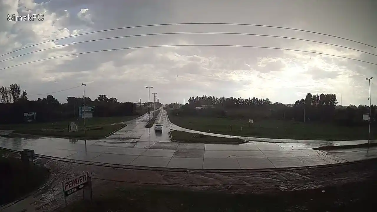 En la mañana del miércoles hubo charparrón mezclado con sol pero a la tarde no cesó de llover. Foto. La Opinión.