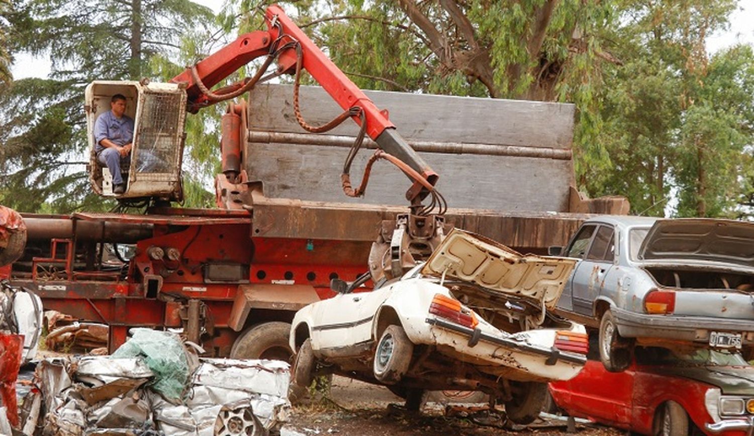 Compactaron 100 autos y 160 motos depositados en el ex Frigorífico