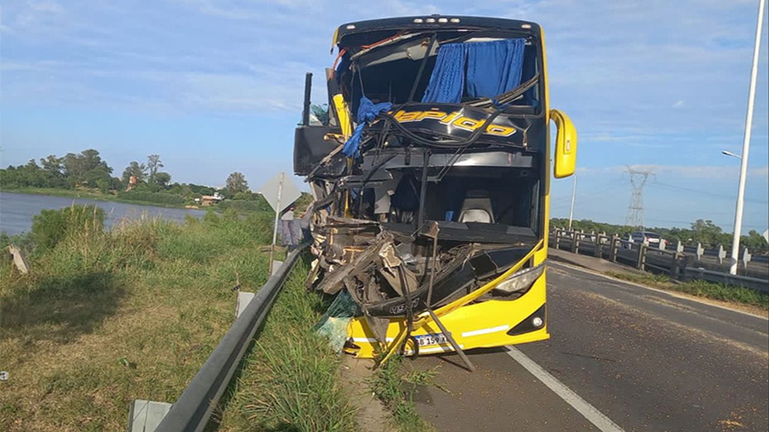 Fuerte choque entre un camión y un colectivo en la Ruta 168