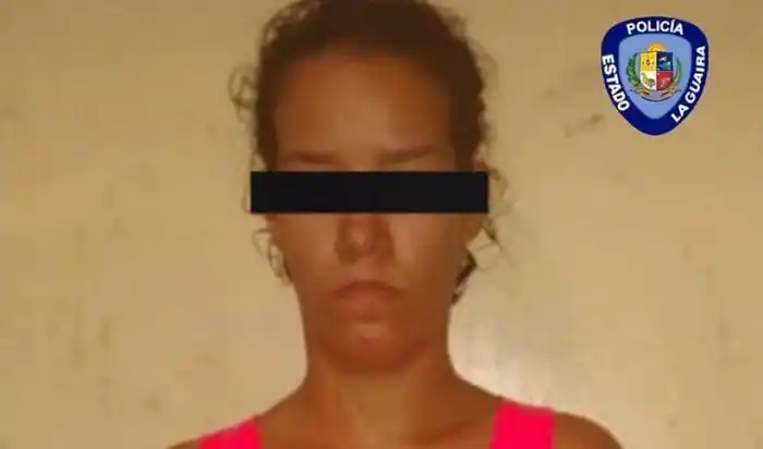 ¡MUJER SIN ÚTERO! Madre le quema las manos a su hijo porque se comió un dulce en La Guaira