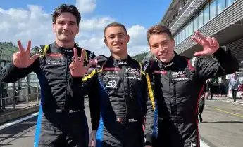 Marcos Siebert celebrando el tercer puesto con sus compañeros.