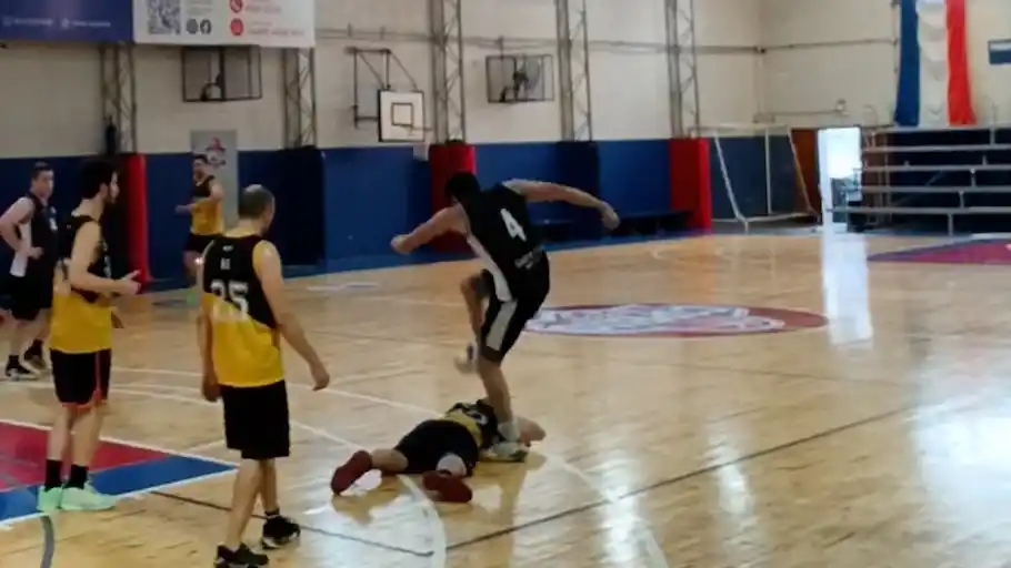 Un jugador golpeó a un rival en la cabeza y luego le pisó la nuca en el piso. El encuentro fue suspendido