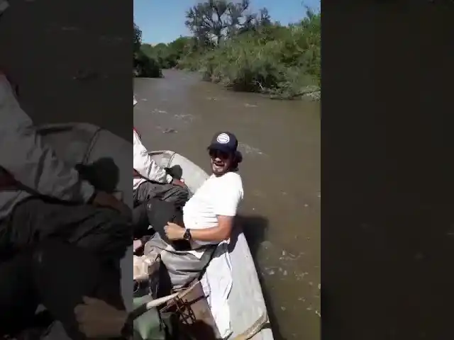 Sorprendente: en Corrientes pescan bogas con la mano