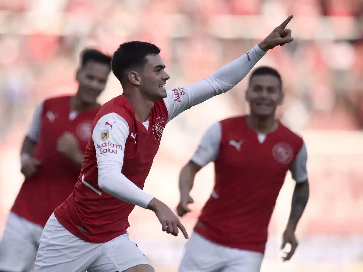 El “Rojo” goleó a Huracán