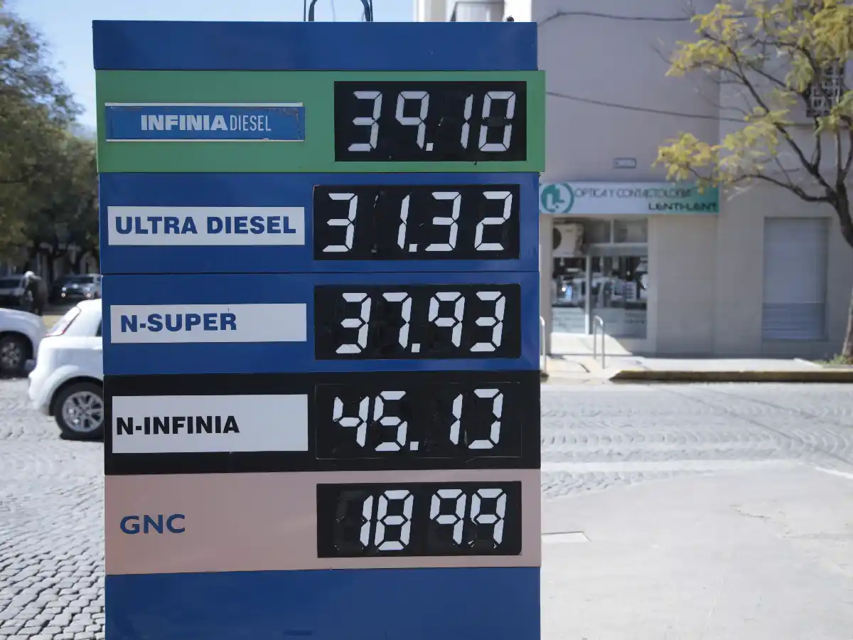 YPF y Axion subieron los combustibles
