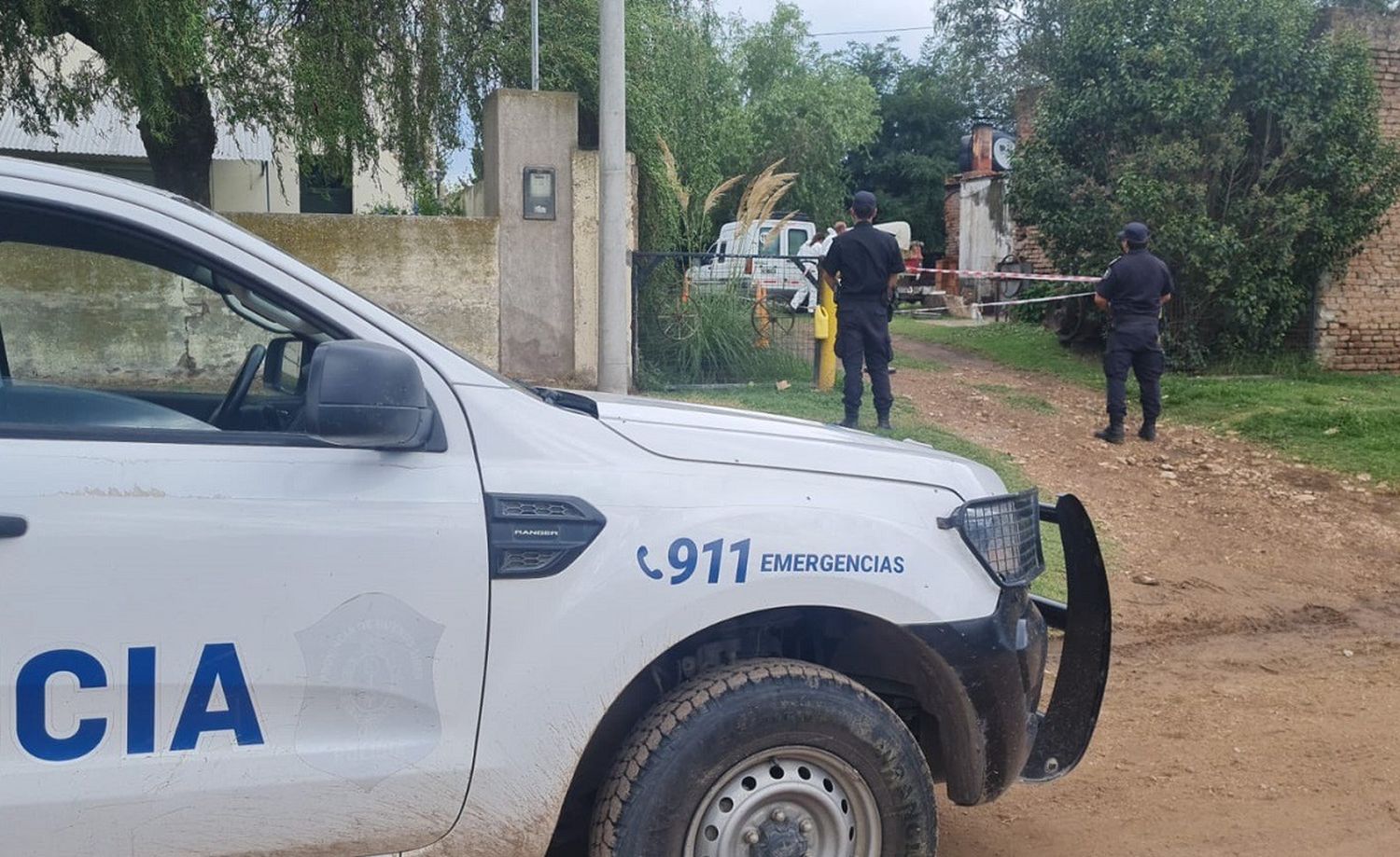 La policía local en la escena del crimen (FOTO: La Brújula 24).