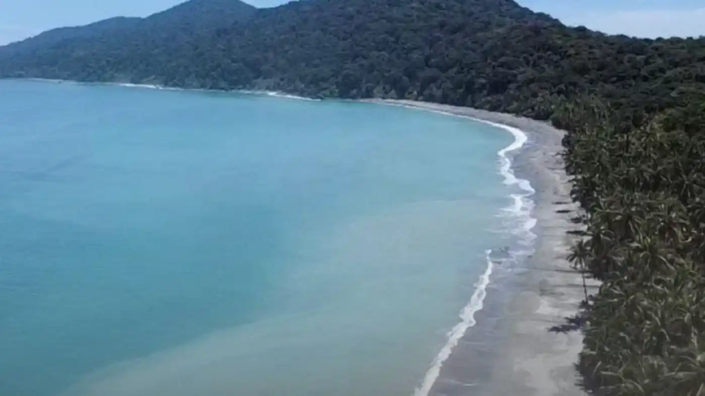 Panorámica de la costa del Pacífico colombiano, donde las autoridades levantaron recientemente la alerta de tsunami tras el fuerte sismo registrado en Kamchatka, Rusia.