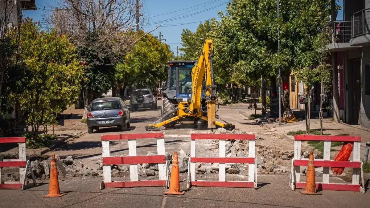 Hay cortes totales y parciales en la ciudad por trabajos de bacheo