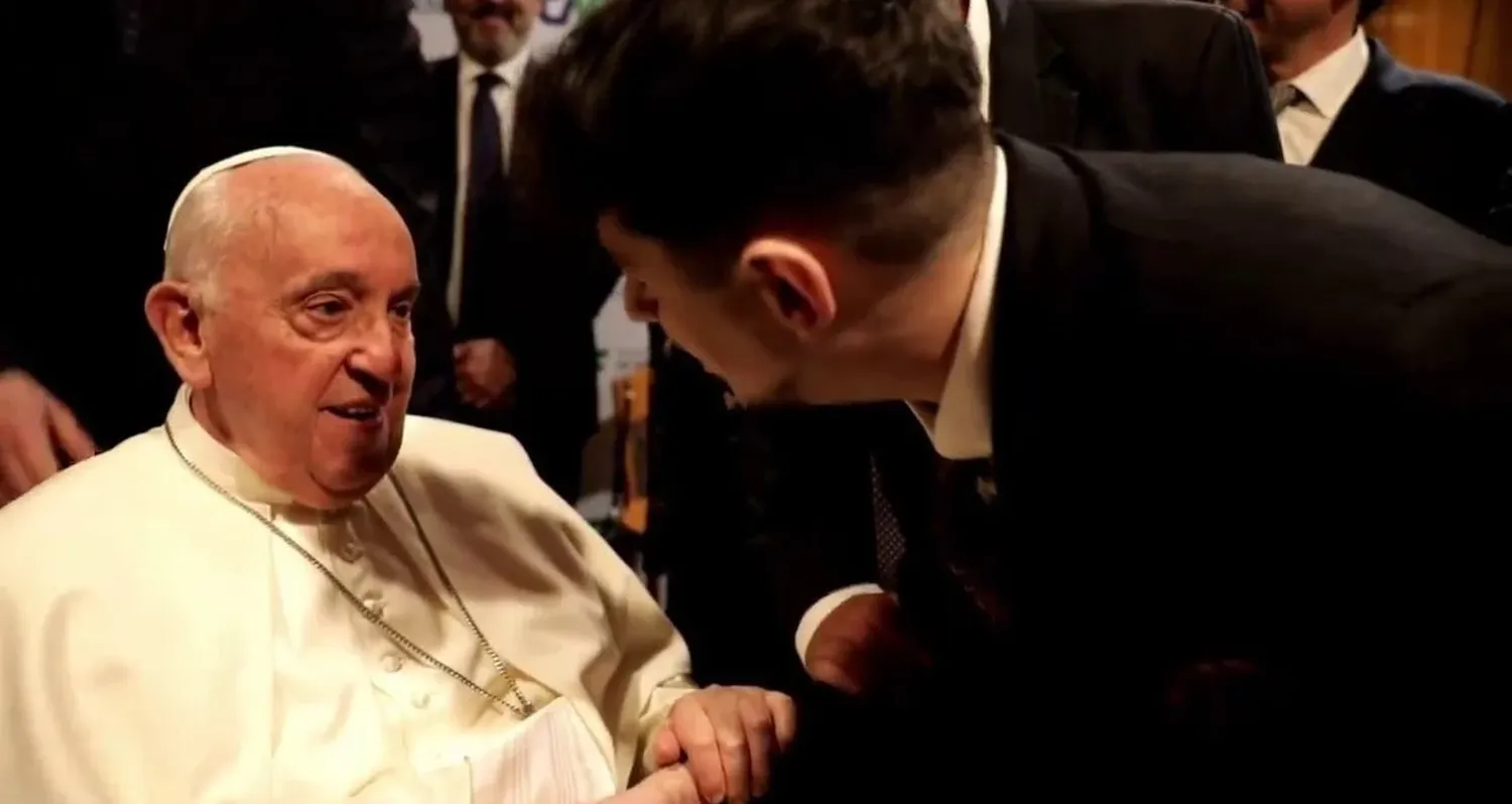 El momento del breve intercambio del humorista con el papa.