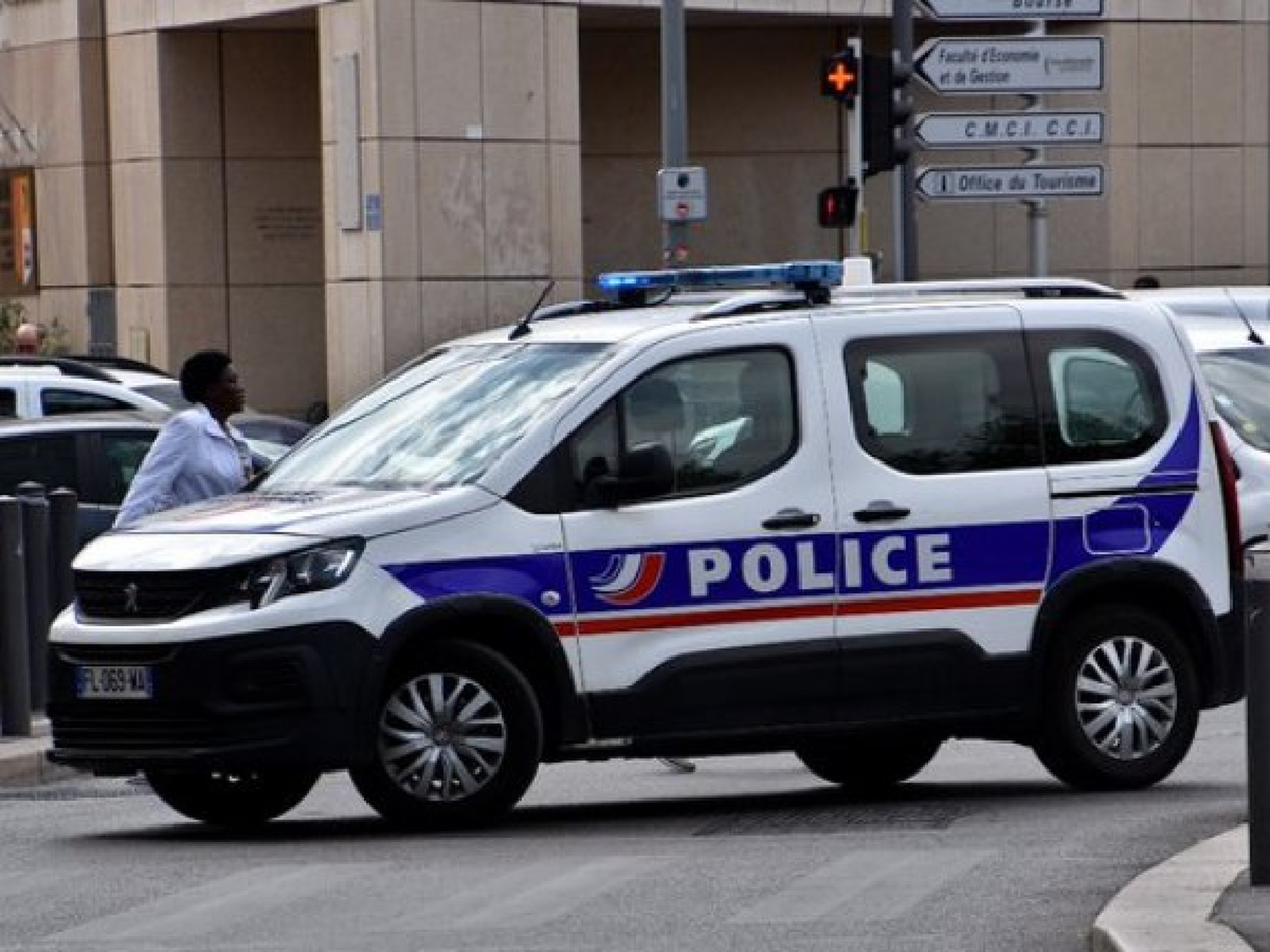 Pánico en Francia: un hombre atacó a cuchillazos a cinco personas, cuatro de ellos niños