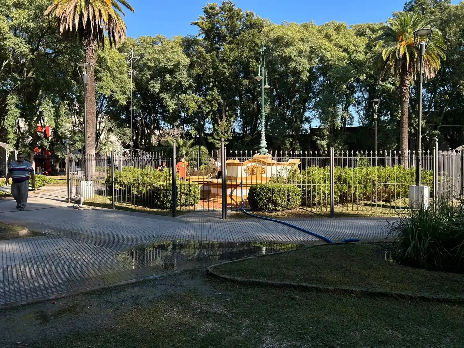 municipales vaciando la fuente plaza constitución
