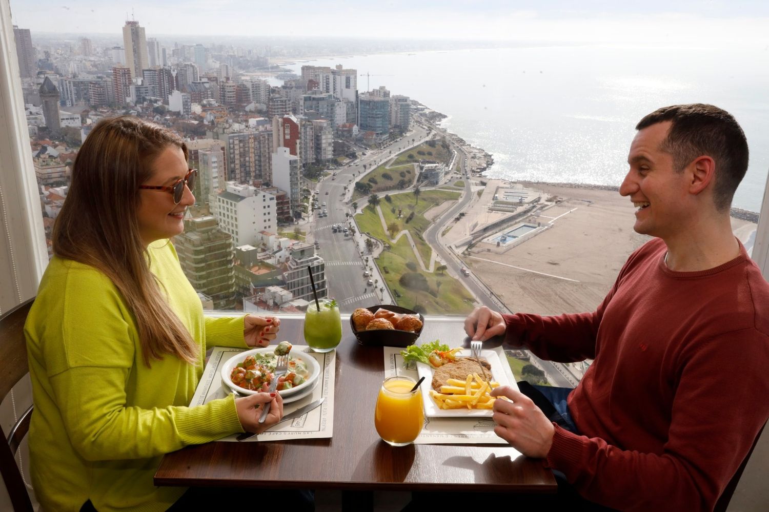 Merendar desde el piso 29 en Mar del Plata: Cómo es la experiencia de tomar un café desde las nubes