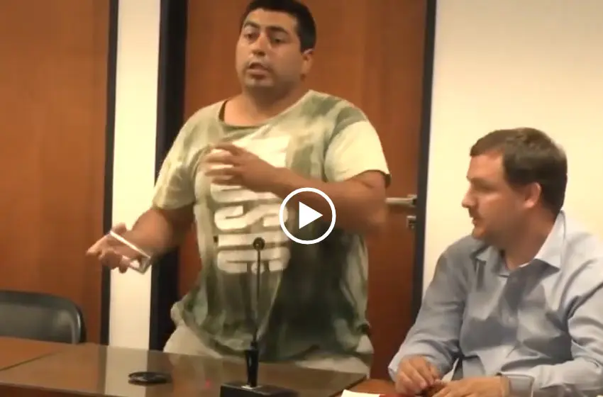 Un acusado le arrojó un vaso de vidrio a un fiscal