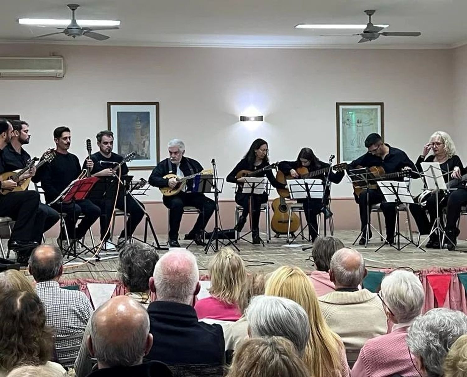A sala llena en la Sociedad Italiana