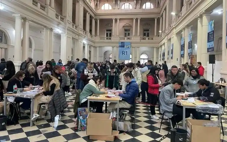 El conteo de votos se lleva a cabo en el Pasaje Dardo Rocha en La Plata.