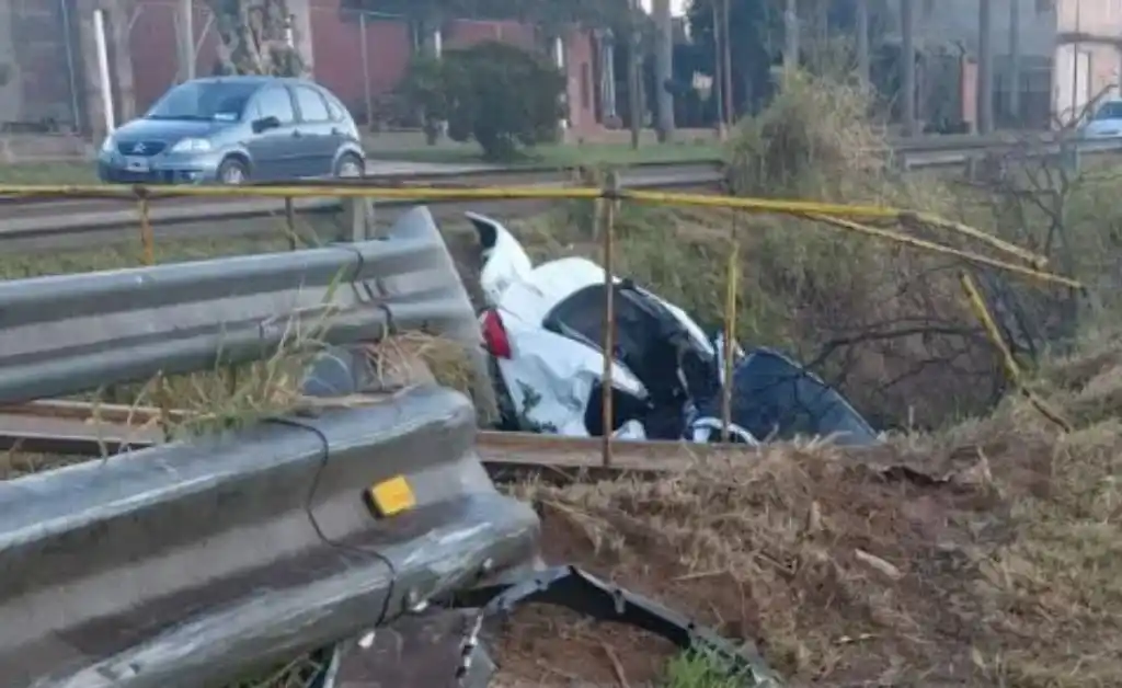 Automovilista mordió la banquina y cayó al zanjón de Aristóbulo del Valle al 9700