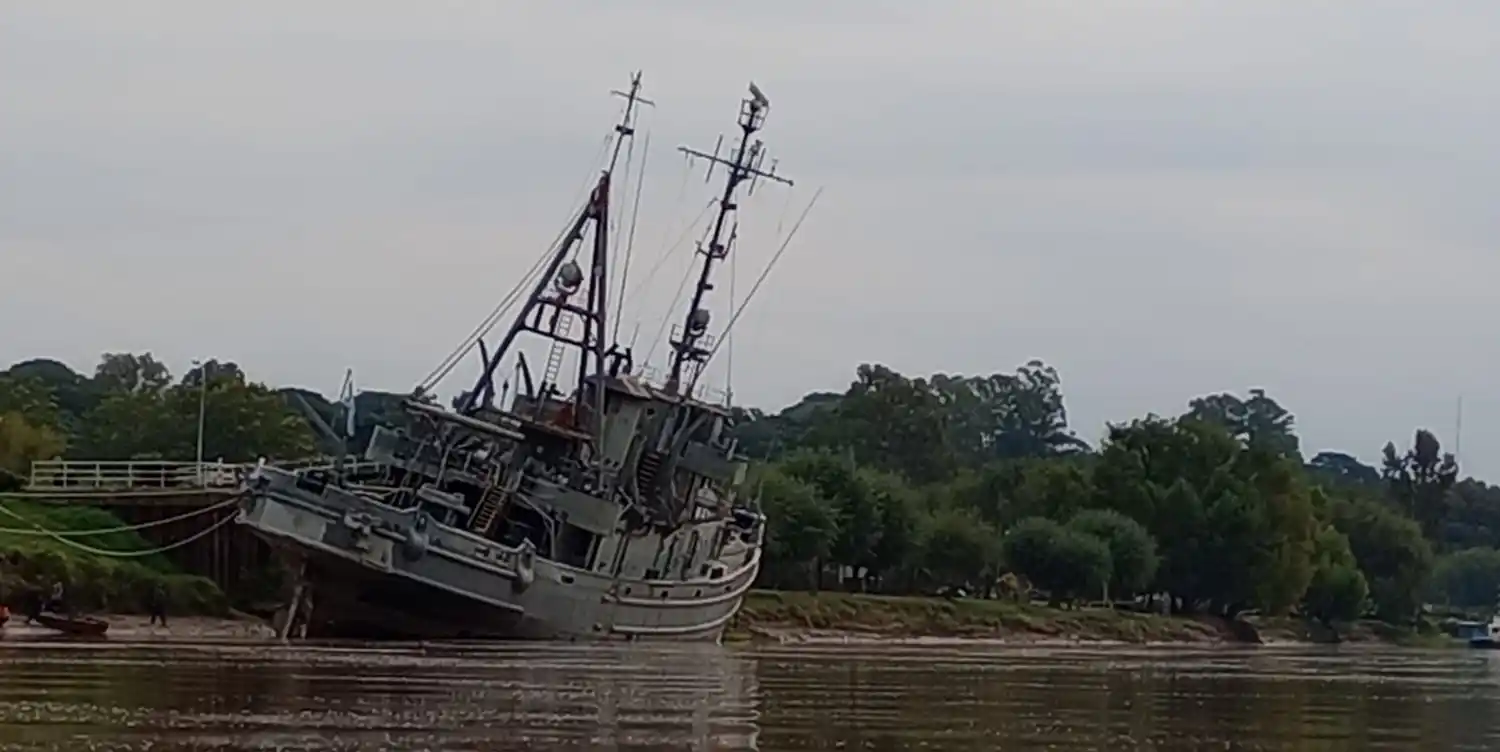 El buque museo ARA "Comandante Irigoyen" se apreció montado sobre el lecho del riacho San Pedro en los últimos días.