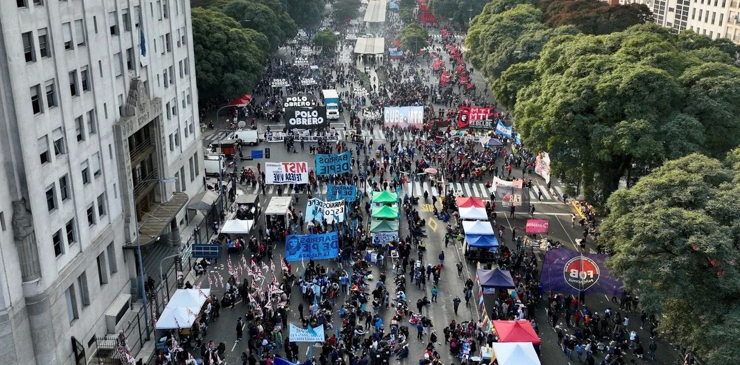 Efecto Cristina: Gobierno le saca 180.000 planes sociales a los piqueteros y se los traspasa a los intendentes