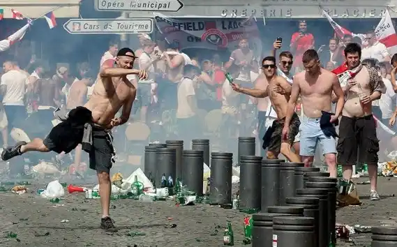Video: Batalla campal entre hooligans y rusos en la Eurocopa 