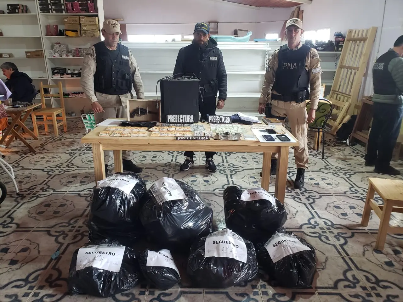 La Prefectura desarmó una banda de contrabandistas que comerciaba con armas: el material secuestrado supera los 480 millones de pesos
