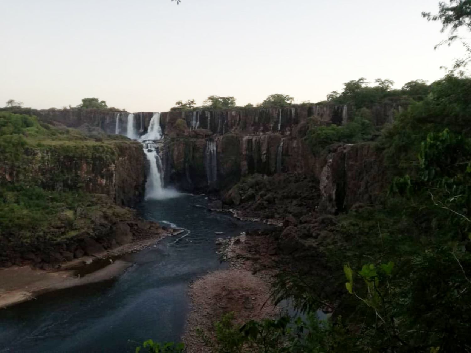 Impactante postal de las Cataratas del Iguazú: su caudal marcó una bajante histórica