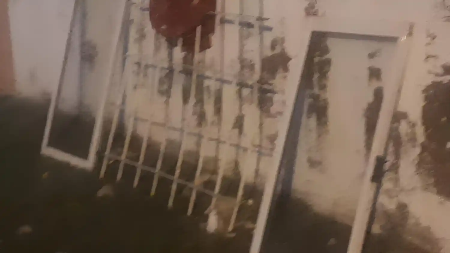 Los delincuentes arrancaron la reja de la entrada de la vivienda.