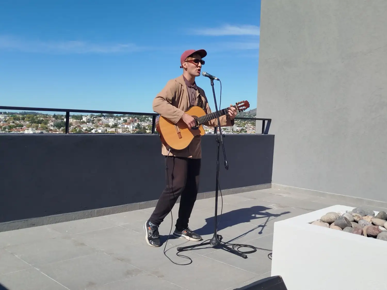 Lautaro Soto interpretó "Todavía sueño con matar" en Sunset en la terraza.