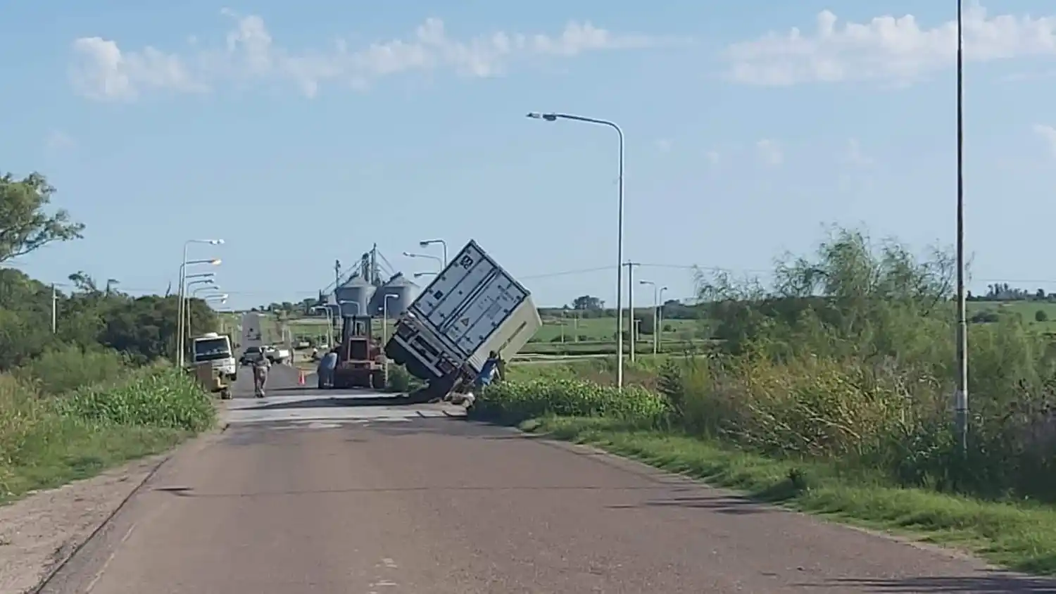 Un camión quedó colgado de un puente sobre la Ruta Nº 11