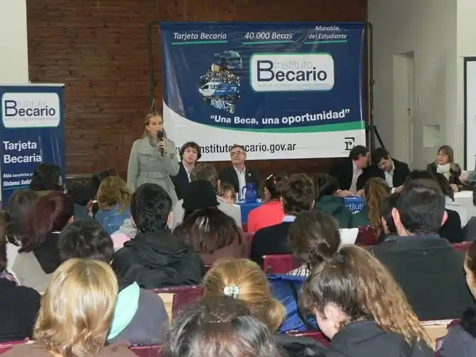 Continúa la entrega de becas y Tarjeta Becaria