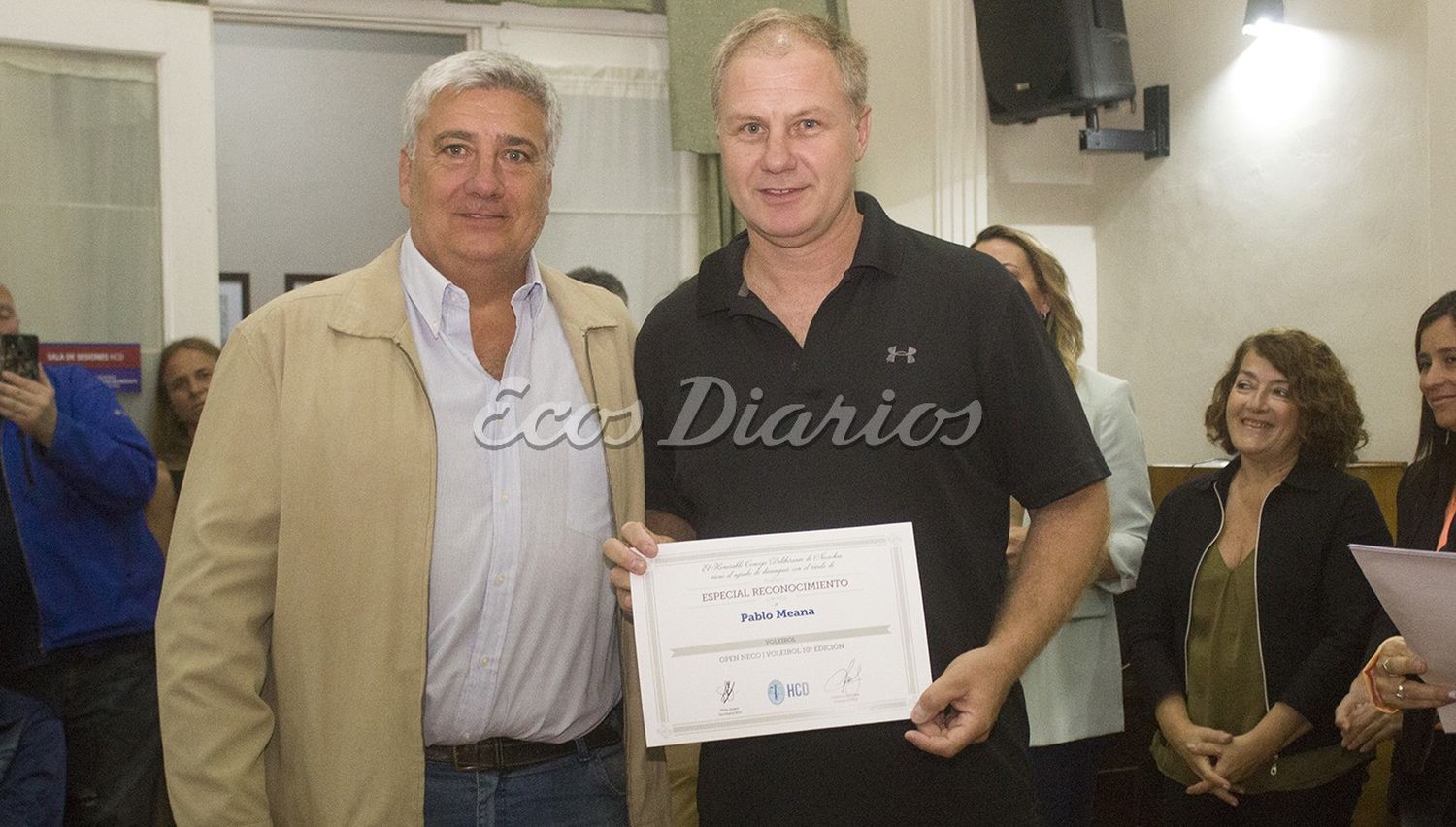 Juan Pedro Arabarco entrega distinción a Pablo Meana