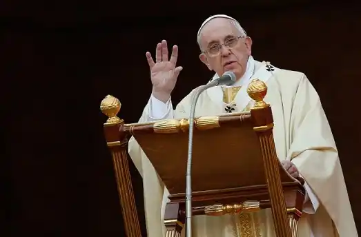 El Papa recordó a los difuntos "de la guerra y la violencia"