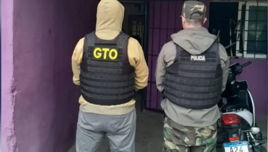 Las cuchillas secuestradas por la policía durante el allanamiento. Los elementos fueron incautados como prueba fundamental en la causa por abigeato.