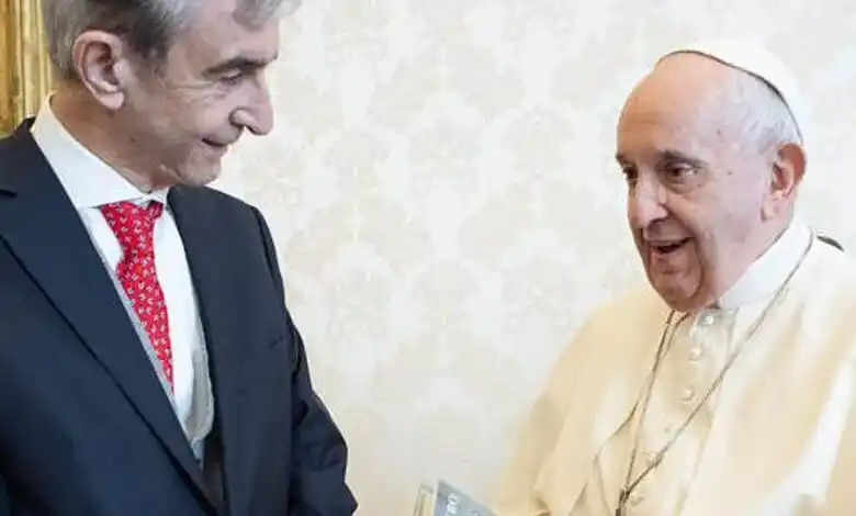 Nelson Castro junto al Papa, en una visita al Vaticano