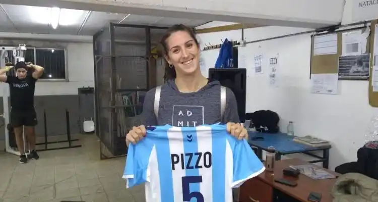 Jugadora de la Selección Argentina de handball entrena en el gimnasio de Náutico
