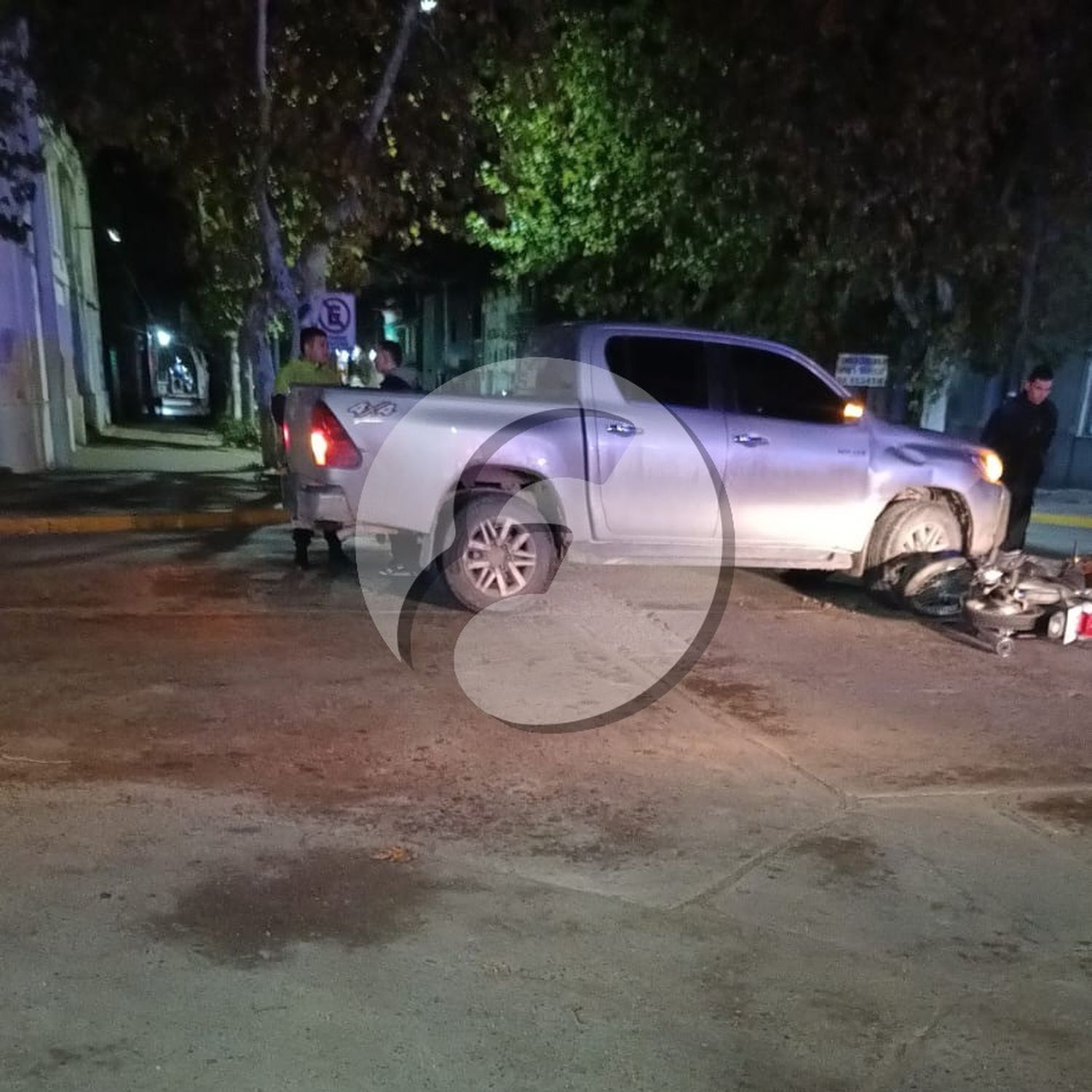 Choque entre moto y camioneta