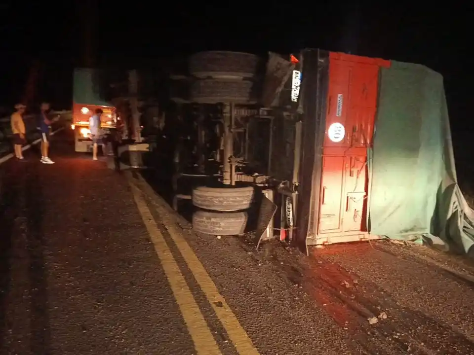 Imagen gráfica del vuelco del vehículo de gran porte en Ruta Nacional 12.