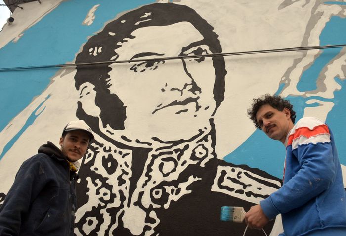 El General San Martín ya custodia las puertas del estadio que lleva su nombre