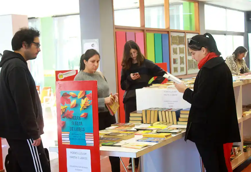 Interés. Suelta de libros en la Biblioteca