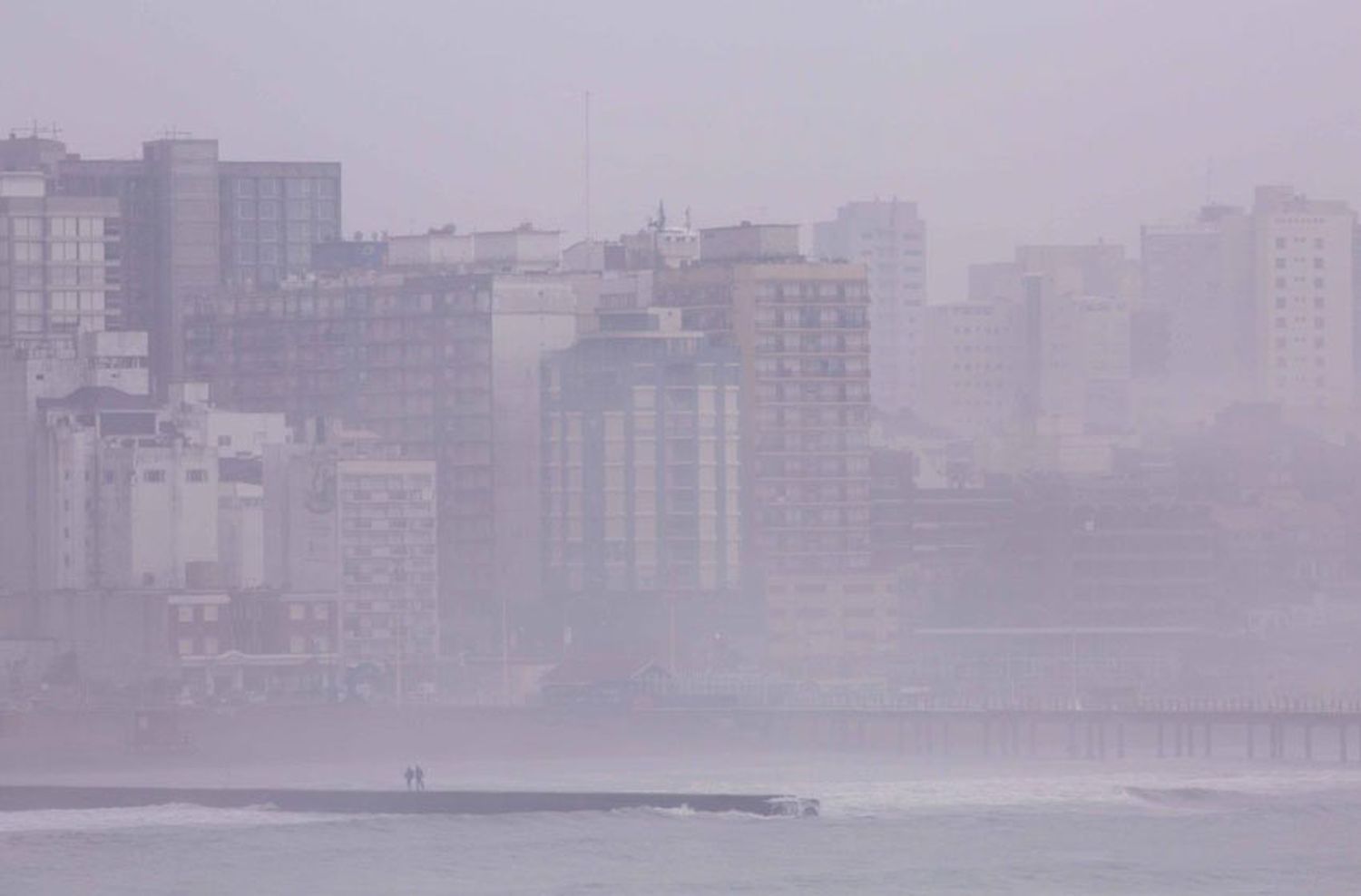 Día de niebla, nubes y viento en Mar del Plata