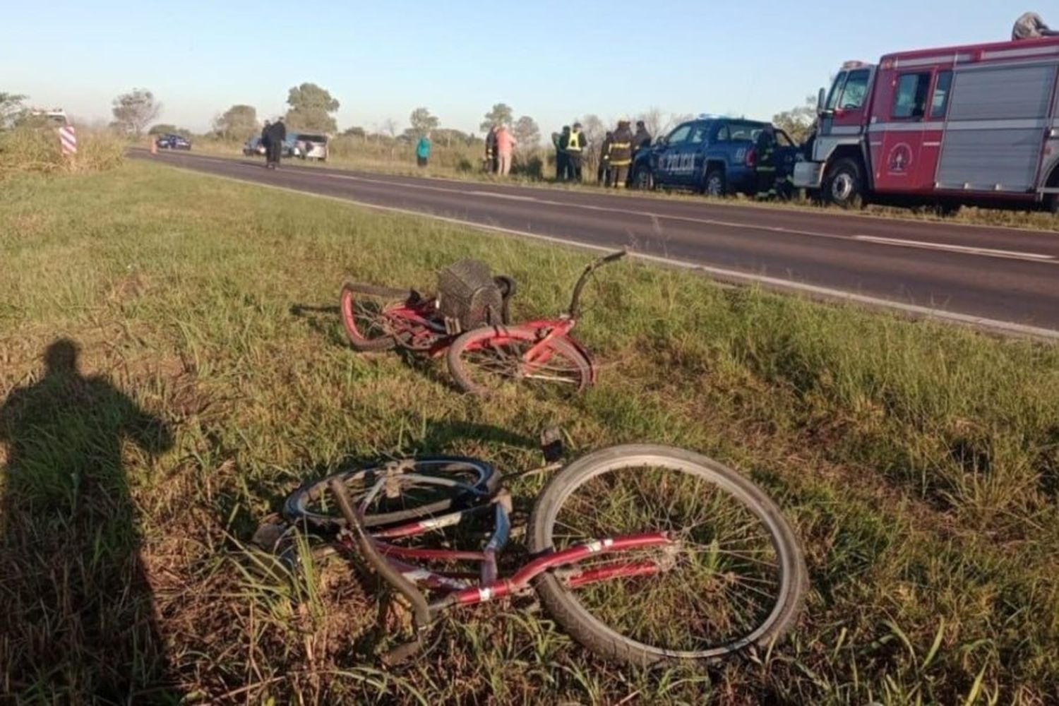 Una traffic volcó luego de chocar a una bici en la que iban dos menores edad a la escuela