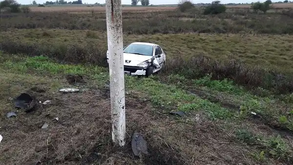 Volvían del Hospital Centenario y chocaron en la Ruta 20